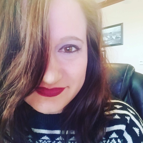 Meet your Posher, Beth 🌼🌼🌼 ~POSH AMBASSADOR~ - Picture 1 of 1